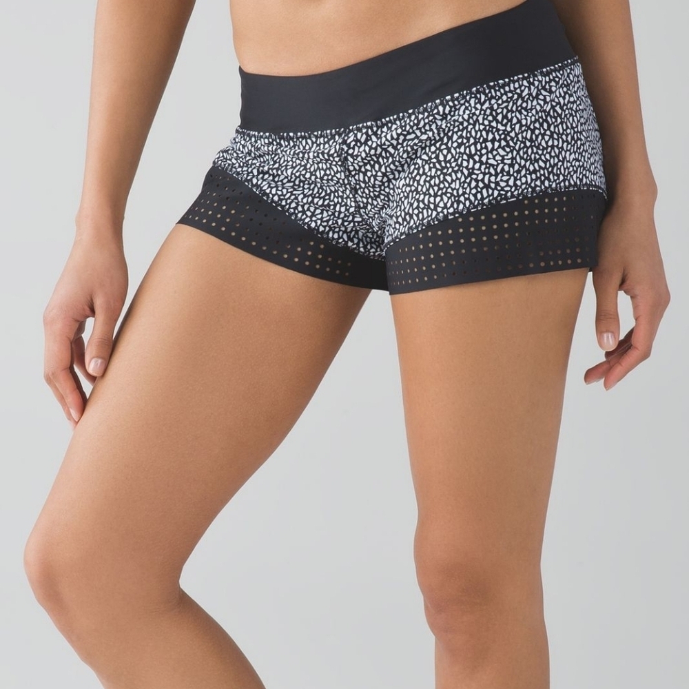 Lululemon Stride To Tide Short Miss Mosaic Black / Black Size 8- Swim shorts